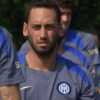 Calhanoglu torna in gruppo e punta il derby, l'Inter lo riabbraccia: "Calha is back"