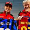 Barcellona-Inter infiamma il box Ducati: scambio di maglie tra Marc Marquez e il DG Dall'Igna