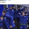 I compagni mimano la sua esultanza in panchina, Pio Esposito dopo il primo gol nerazzurro a San Siro: "Insieme"