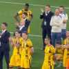 Applausi al Psg durante la premiazione, Luis Enrique ricambia in campo e... in conferenza. Lezione dell'Inter