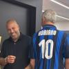 Adriano in visita all'Inter HQ insieme alle figlie e l'ex compagno Toldo: "Inter-Juve sarà uno spettacolo"