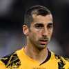 Calcio e football americano: Mkhitaryan scambia la maglietta con Cameron Dicker