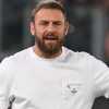 Roma, guai per De Rossi: Saelemaekers costretto ad operarsi. Lungo stop, salterà anche l'Inter 