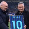 Roberto Baggio riabbraccia i tifosi nerazzurri: per lui una maglia speciale dell'Inter da Marotta