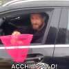 Regalo da un interista per Acerbi: un retino da pesca per Istanbul. "Acchiappa Haaland"