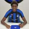 Yvan Kouadio sorridente firma il suo nuovo contratto con l'Inter