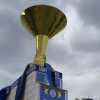 VIDEO - "Finalmente la Coppa è a casa": un enorme trofeo in cima alla sede