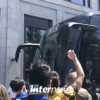VIDEO - L'Inter torna in hotel dopo la rifinitura: la carica dei tifosi nerazzurri 