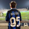 Il regalo più bello per Bastoni: un ragazzino con la sua maglia 95 strappa un sorriso e attutisce il rumore dei fischi