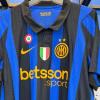 FOTO - La nuova maglia Home è già in esposizione nei negozi