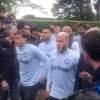 VIDEO - Invasione nerazzurra pre-derby ad Appiano: l'Inter incontra i tifosi. Barella e Dimarco in prima fila