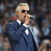 Milito omaggia Bocelli con la maglia del Racing dopo il concerto al Teatro Colón: "Grazie, maestro"