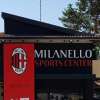 Euforia ad Appiano, tensione a Milanello: 50 tifosi rossoneri fuori dai cancelli e nessun giocatore si ferma