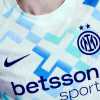 FOTO - Ronaldo posa con la nuova divisa away dell'Inter: il brasiliano testimonial Nike con altre 3 leggende