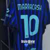 Marracash fa doppietta di live a San Siro e riceve in regalo la maglia numero 10 nerazzurra: "Grazie Inter"