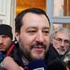 Salvini pubblica un selfie di Dumfries e commenta: "Onore ai vincitori". Ma sullo sfondo c'è un manifesto propagandistico della Lega