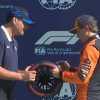 Oscar Piastri piazza la pole position del GP d'Olanda. Il premio per lui dall'ospite d'onore Julio Cruz