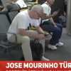 VIDEO - Mourinho esonerato dal Fenerbahce: lo Special One 'pizzicato' solo in aeroporto prima della partenza