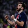 PSG, Kvaratskhelia bacia la coppa ed esulta: "A Parigi i sogni si avverano"