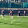 VIDEO - Vigilia di Inter-Liverpool, l'allenamento dei nerazzurri: Akanji out per influenza, sarà valutato domani