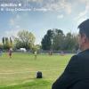 Da un campetto all'altro: Chivu concentrato ad osservare la partitella delle figlie Anastasia e Natalia
