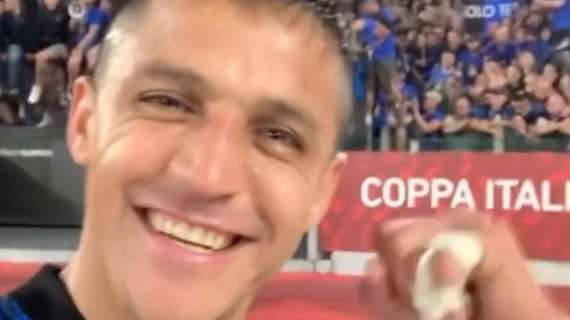 Sanchez, gioia sotto la Curva Nord: "Ci sono voluti 11 anni per vincere la Coppa Italia"