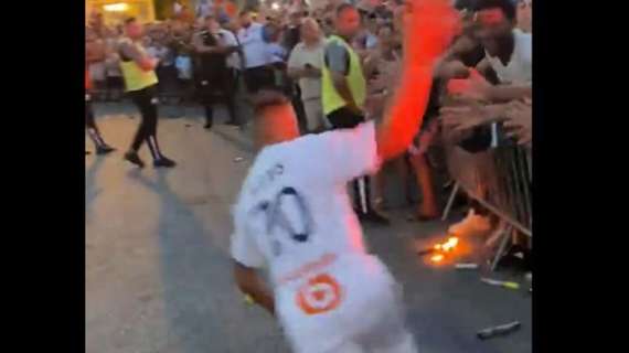 VIDEO - Sanchez, il saluto di Marsiglia è da brividi. E per ricambiare rischia il patatrac