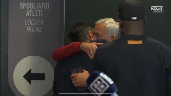 FOTO - Lungo abbraccio tra Mourinho e Zanetti. Anche Lukaku a colloquio con lo Special One