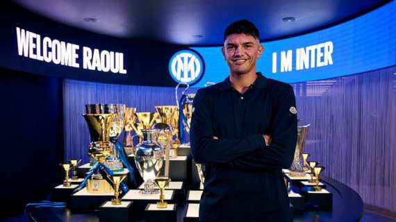 VIDEO - La firma e la sala trofei: la prima visita di Bellanova nella sede dell'Inter