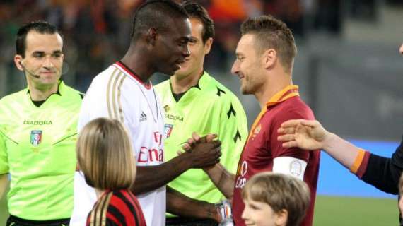 Anche Balotelli omaggia Totti. Il calcione è lontano