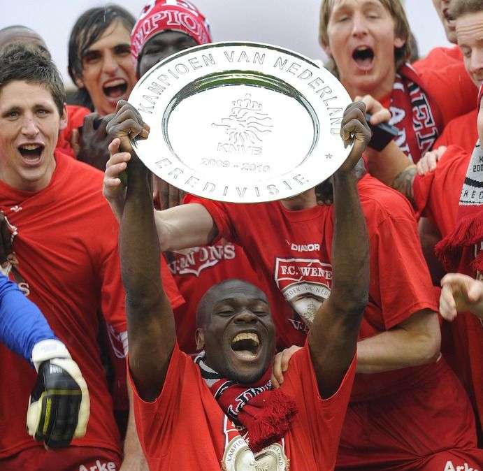 I calciatori del Twente festeggiano la conquista del titolo dell'Eredivisie