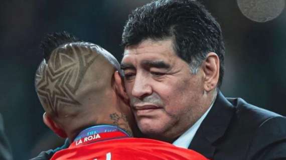 Vidal, omaggio a Maradona: "Riposa in pace leggenda"