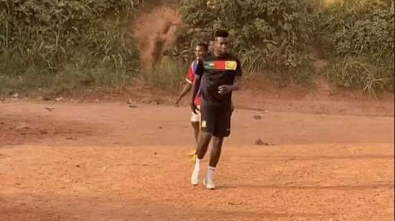 Proseguono le ferie di Onana: il portiere nerazzurro gioca a calcio in Camerun con dei bambini