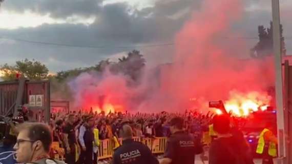 VIDEO - Clima già rovente al Camp Nou: cori anti-Inter dai tifosi Culé agli ingressi