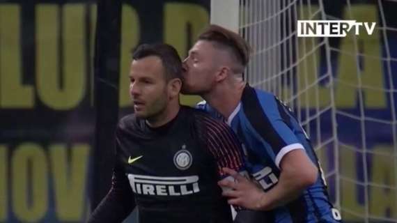 L'Inter celebra a suo modo l'International Kissing Day: su Twitter il bacio di Skriniar ad Handanovic