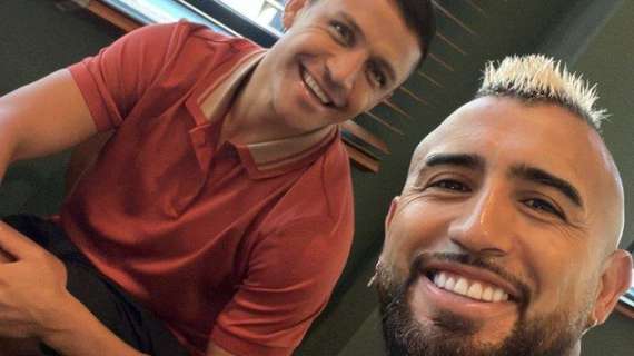 Vidal posta una foto con Sanchez: "Tanta storia". Via alle interpetazioni