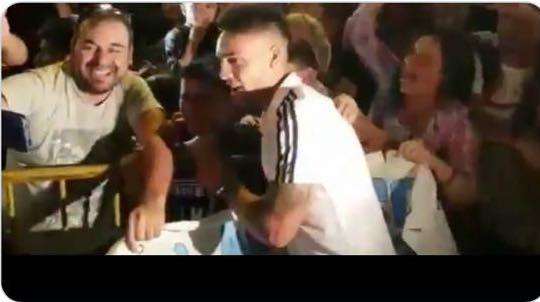 VIDEO - Lautaro Martinez, bagno di folla in mezzo ai tifosi argentini