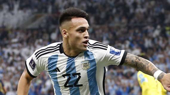 Bacio... mondiale: la AFA celebra la giornata del bacio con Lautaro e la Coppa del Mondo