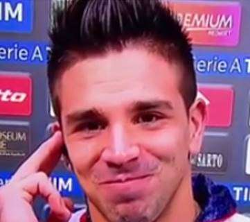 "Tuo padre Diego sta cercando casa a Milano?". E la faccia di Giovanni Simeone è tutto un programma