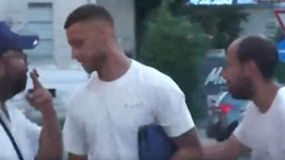 Arnautovic è arrivato a Milano: qualche foto e un gesto di saluto ai tifosi, domani visite e firma con l'Inter