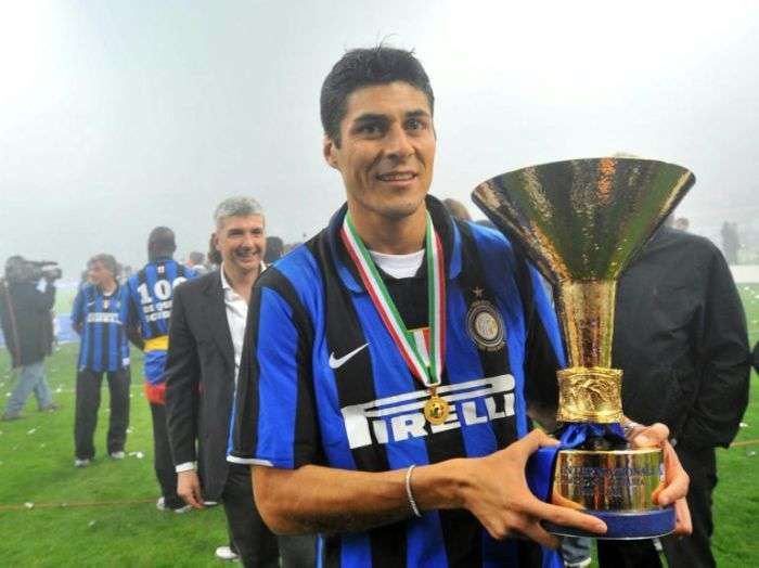 Julio Cruz con la coppa del sedicesimo scudetto