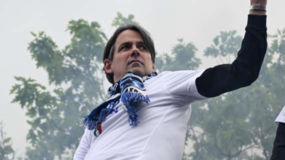 VIDEO - Inzaghi scatenato durante la festa scudetto: bandiera dell'Inter al cielo e cori insieme ai tifosi 