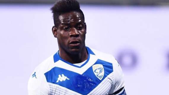 Brescia, Balotelli torna ad allenarsi da solo. Col club battaglia sul certificato