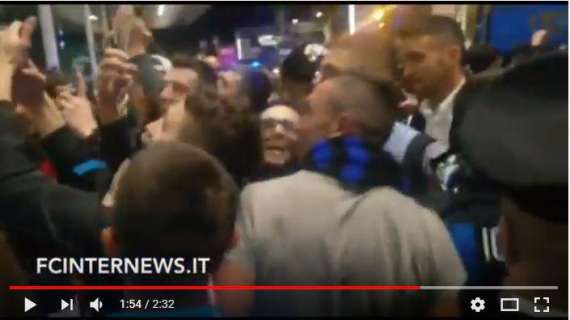 VIDEO FcIN - Foto, cori e bandiere: l'accoglienza dei tifosi nerazzurri in aeroporto prima del ritorno a Milano 