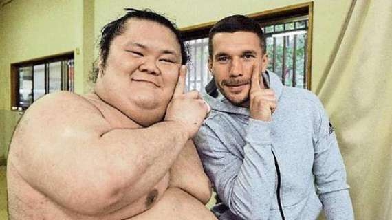 Podolski, nuova vita in Giappone: dopo il calcio... passione per il sumo 