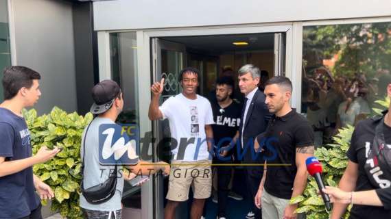 VIDEO - Cuadrado al CONI, sorrisi e selfie coi tifosi. Ma qualcuno dissente ancora... 