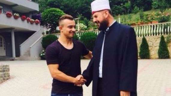 Foto con l'imam di Pristina, Shaqiri si difende: "Non posso chiedere ai tifosi se hanno precedenti penali"