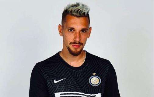 Radu mostra (e apprezza) la nuova maglia dell'Inter: "Mi sta bene"