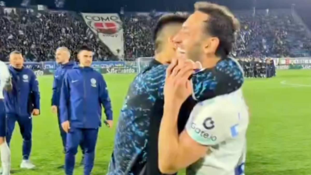 VIDEO - Il gesto di Calhanoglu a fine partita: abbraccio e fascia al braccio a Lautaro
