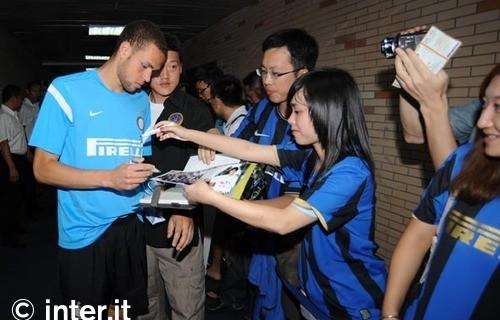 Tanti autografi anche per il neo-arrivato Castaignos 